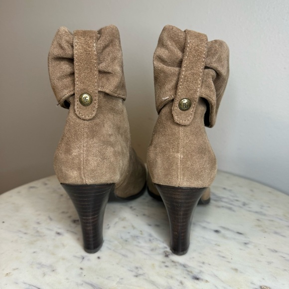 BCBGeneration Booties Size 6M Suede
Heels shoes - Picture 4 of 7